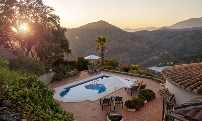 Sayalonga House | Charming 6-Bedroom Villa with pool and breathtaking views