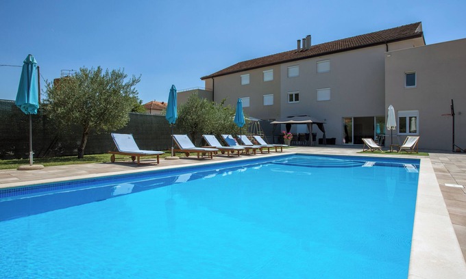 Imotski Villa | Charming 6-bedroom villa with, pool, jacuzzi WiFi, AC in lovely Imotski