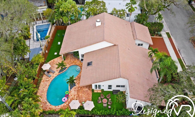 Emerald Hills House | Charming 9BR New-Build Home w/Heated Pool & Games