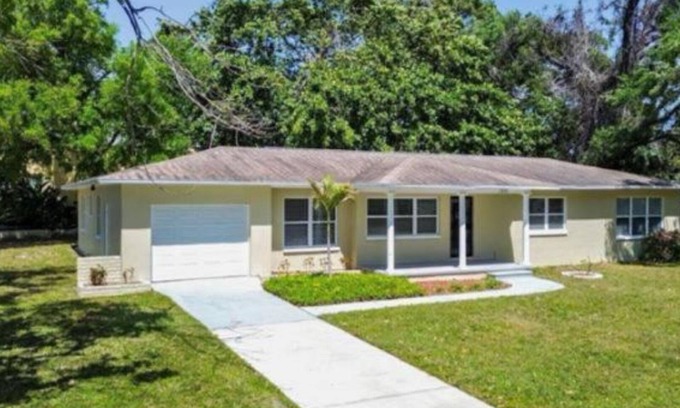 Lake Maggiore Shore House | Charming and cozy 1-BR/1-BA private guest unit in beautiful St. Petersburg