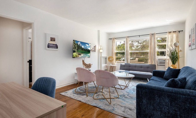 Carthay Circle Apartment | Charming and Elegant 1BR Apt. w/ Hot Tub