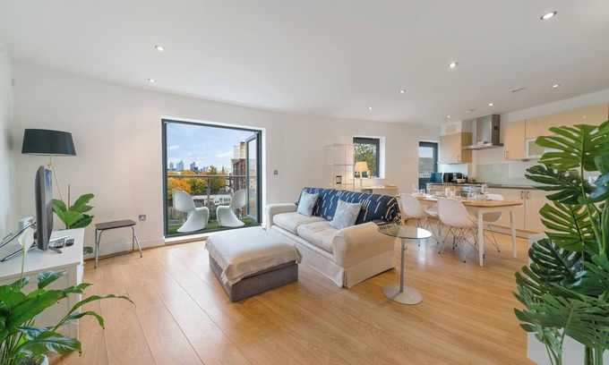 Queenstown Apartment | Charming and Light Modern Flat with London Views