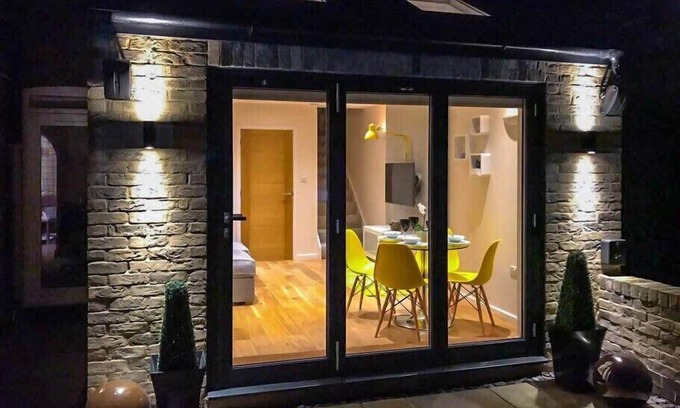 Cambridge House | Charming and Modern 2 Bedroom House with Parking