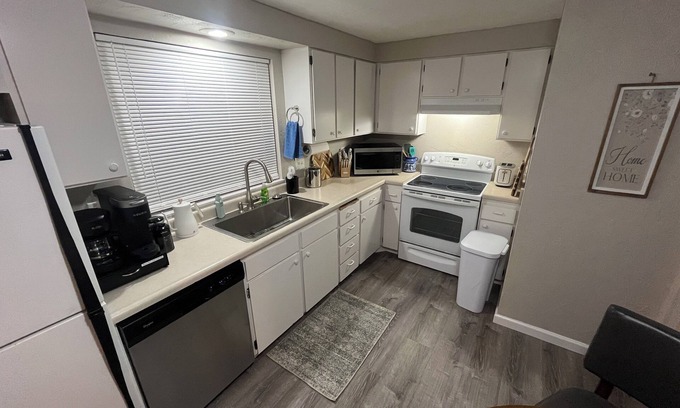 Springfield House | Charming and relaxing 2-bedroom house in quaint Springfield with AC.