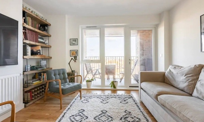 Greenwich West Condo | Charming and Spacious with Breathtaking London Skyline Views
