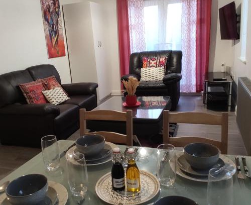 Alibon Apartment | Charming and Stylish 2-Bed Apart - London Dagenham