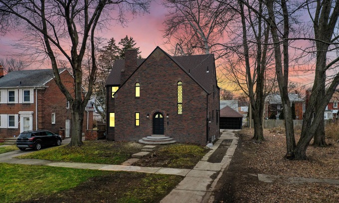 Jefferson Chalmers House | Charming and well appointed Detroit rental home with sophisticated interiors!
