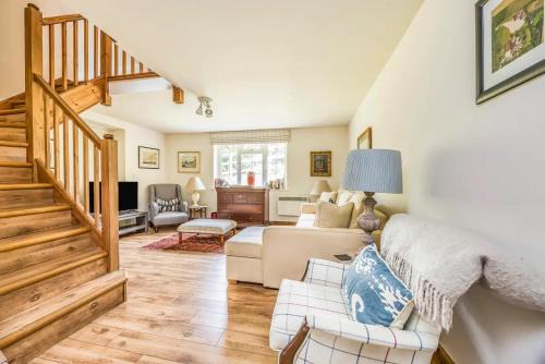 Storrington House | Charming Annexe Lodge with Parking Pass The Keys