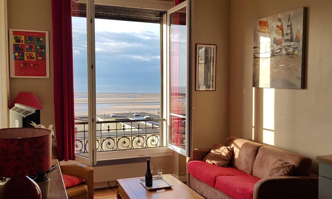 Trouville-sur-Mer Apartment | Charming apartment facing the sea, direct access beach, 4 Pers