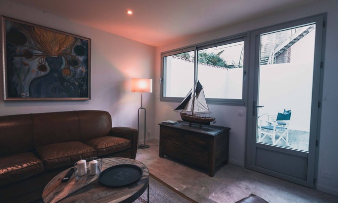 La Rochelle City Centre Apartment | Charming apartment with private courtyard downtown*