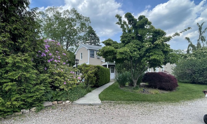 Branford Center Apartment | Charming Apartment on the Same Block as Beach