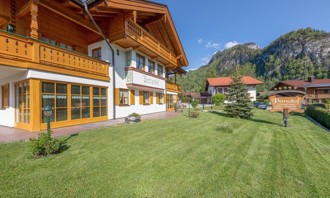 Unterwoessen Apartment | Charming Apartment “Petrushof Vogelspitz” with Mountain View, Wi-Fi, Balcony