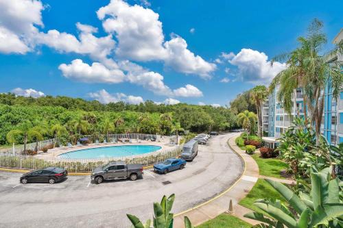 Pinellas Point Apartment | Charming Apartment with Balcony & Pool Views