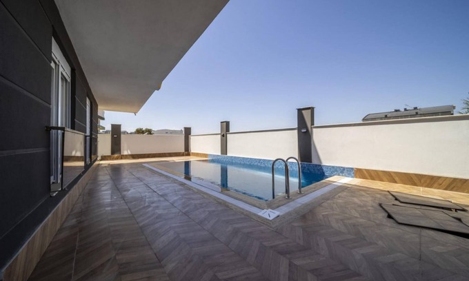 Lara Apartment | Charming Apartment with Pool in Muratpasa Antalya