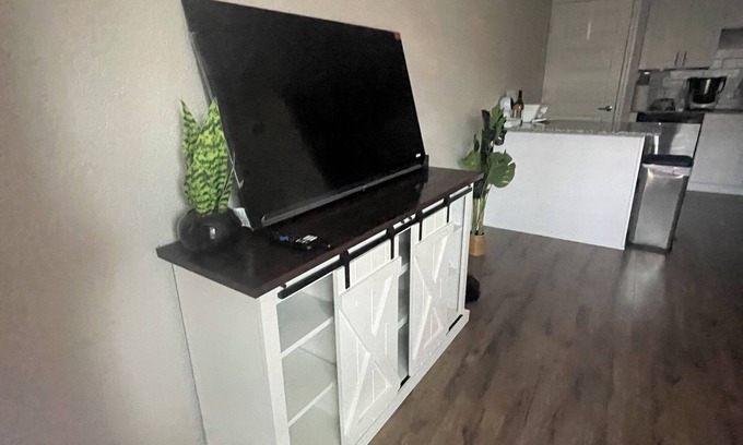 George Bush Park/Eldridge House | Charming apartment with AC, laundry and fitness equipment in wonderful Houston