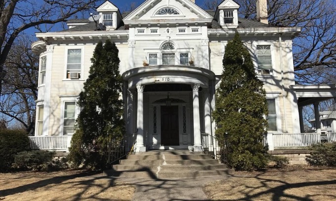 Davenport Apartment | Charming Apartment4 in Historic Davenport Mansion