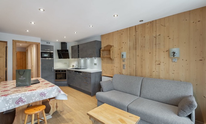 Val-Thorens Apartment | Charming apt for 6 near slopes with balcony and WiFi