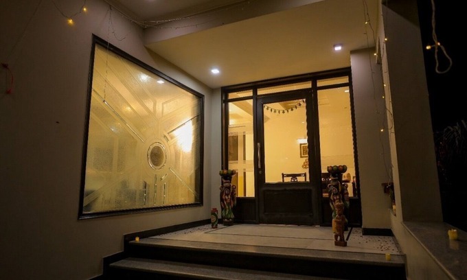 Basai House | Charming B&B with WiFi and AC in Wise Villa Agra 6