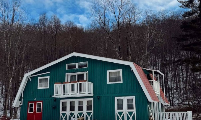 Lanesville House | Charming barnyard near Hunter