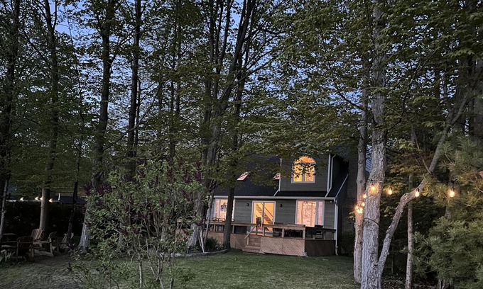 Bluewater Cottage | Charming Bayfield cottage directly on Lake Huron - WATERFRONT spacious lot! ☀️