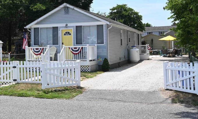 Villas House | Charming Bayside Cottage only a Walk to the beach