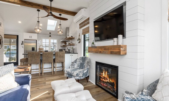 Kennebunkport Cottage | Charming Beach Cottage on the Marsh / Newly Renovated