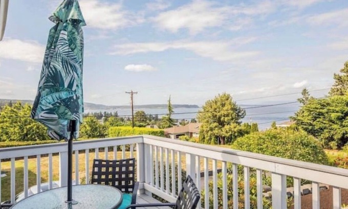 Camano Island House | Charming beach home with Ocean & Mt. Baker View