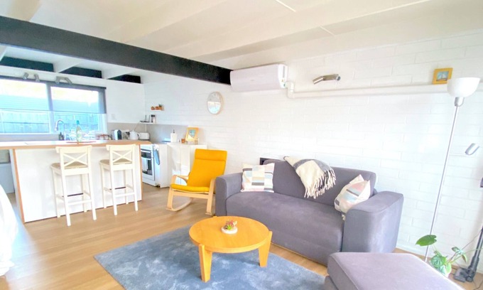 Mornington House | Charming Beach House - walk to the restaurants on Main St