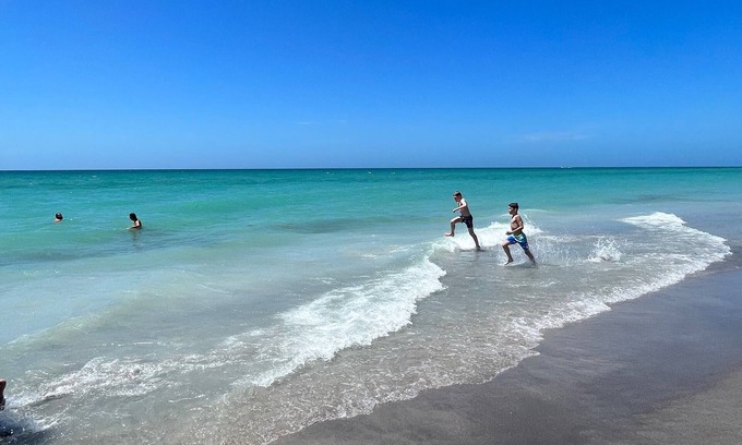 Englewood House | Charming Beach House, a quick walk to Manasota Beach!