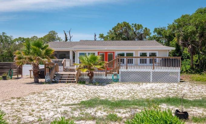 East End House | Charming Beach Cottage with Private Pool and close to the Beach!