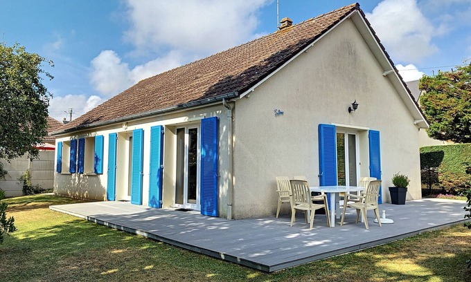 Jullouville-les-Pins House | Charming Beachside House, Walk to Shops, Free WiFi, Quiet Location