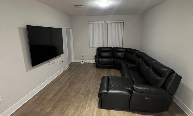 Mid-Wilshire Apartment | charming -bedroom apartment that’s very spacious in the Mid Wilshire area
