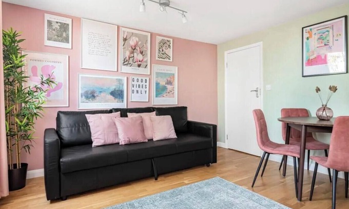 Kings Cross St. Pancras Apartment | Charming Bloomsbury Retreat: Central London Apartment near Euston Station