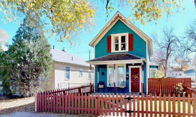 Montrose House | Charming Blue Bungalow Downtown Historic Montrose