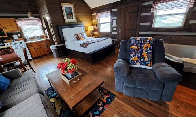 Fancy Gap Cabin | Charming Blue Ridge Cabin with Jacuzzi and Mountain Views-Cabin 2