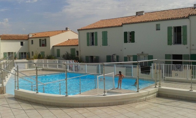 Saint-Martin-de-Re Apartment | Charming bungalow * with courtyard, swimming pool, WIFI