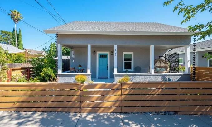 Paso Robles House | Charming Bungalow 2bd/2ba Office Ensuite by the month. Walk to Old Town Paso!