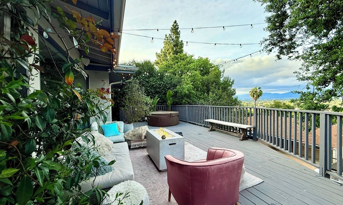 Sherman Oaks House | Charming bungalow house in Sherman Oaks w/pool table, fire pit, hot tub & piano