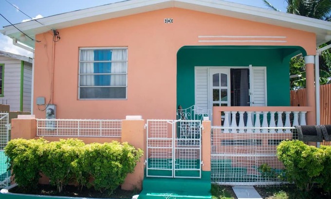 Kew House | Charming Bungalow minutes from Brandon's Beach