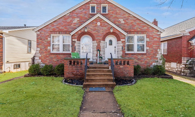 The Southampton House | Charming bungalow South St Louis : Accessible features!