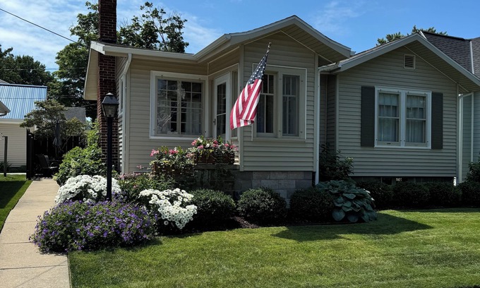 South Haven Cottage | Charming Bungalow Superior Street, Only 2 Blocks To Beach & Town