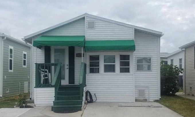 Nettles Island House | Charming bungalow with private comm. access to the beach in serene Jensen Beach