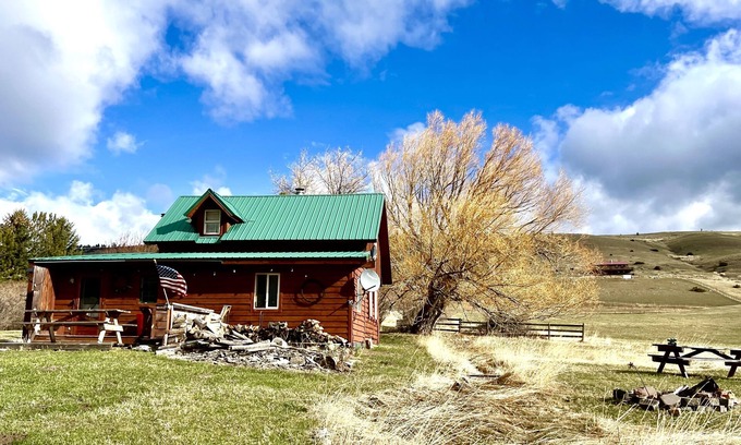 Livingston Cabin | Charming Cabin overlooking Beautiful Mountains. Watch the horses off the deck!
