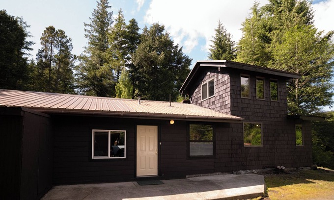 Ketchikan House | Charming Cabin Retreat – Walk to Whipple Creek, Private nearly acre.