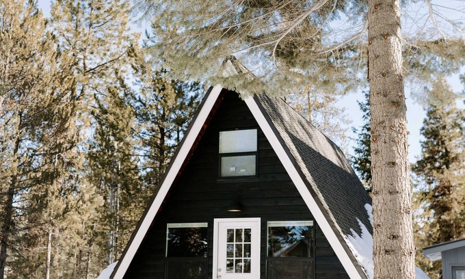 Donnelly Cabin | Charming cabin tucked near Cascade Lake