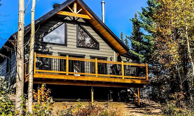 La Baie Ski Chalet | Charming Cabin with Lake View