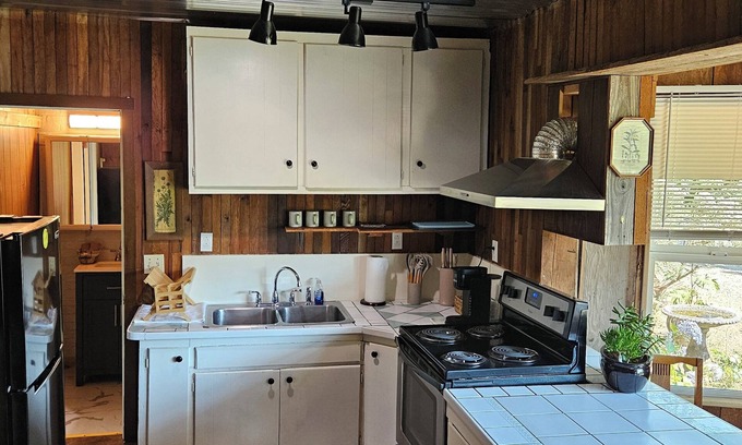 Poulsbo Cabin | Charming cabin with loft bedroom in Poulsbo