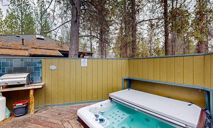 Sunriver House | Charming cabin with SHARC amenity passes, WiFi, streaming, private hot-tub