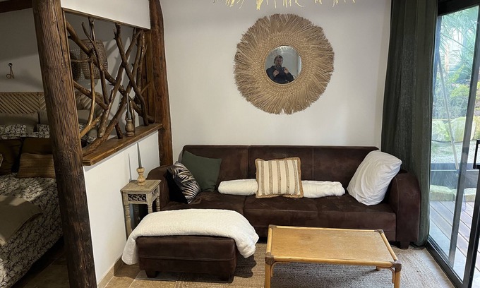 Barbentane Apartment | Charming cafoutchi at the foot of Montagnette