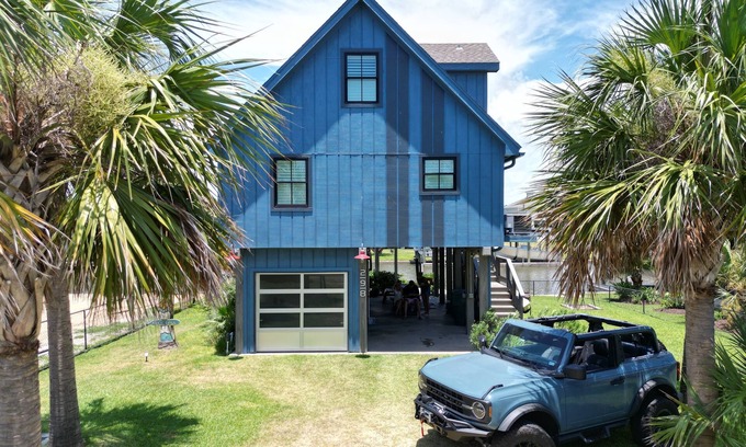 Galveston House | Charming Canal-Front Surf Shack – Dog Friendly and Cozy Retreat!